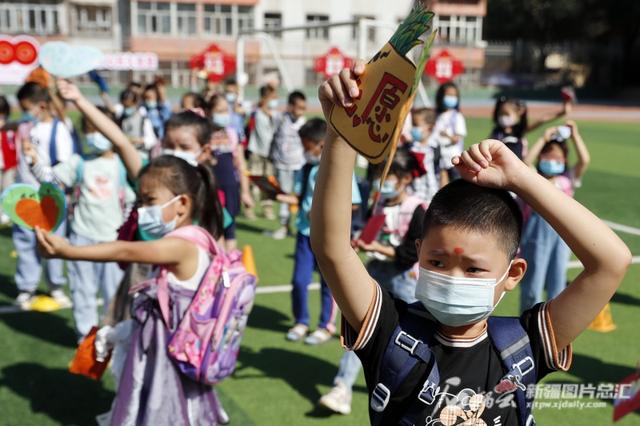 老师变身卡通人物,引领一年级小同学迈进“入学门”休闲区蓝鸢梦想 - Www.slyday.coM 老师变身卡通人物,引领一年级小同学迈进“入学门”休闲区蓝鸢梦想 - Www.slyday.coM