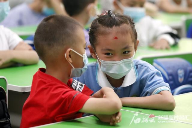 老师变身卡通人物,引领一年级小同学迈进“入学门”休闲区蓝鸢梦想 - Www.slyday.coM 老师变身卡通人物,引领一年级小同学迈进“入学门”休闲区蓝鸢梦想 - Www.slyday.coM