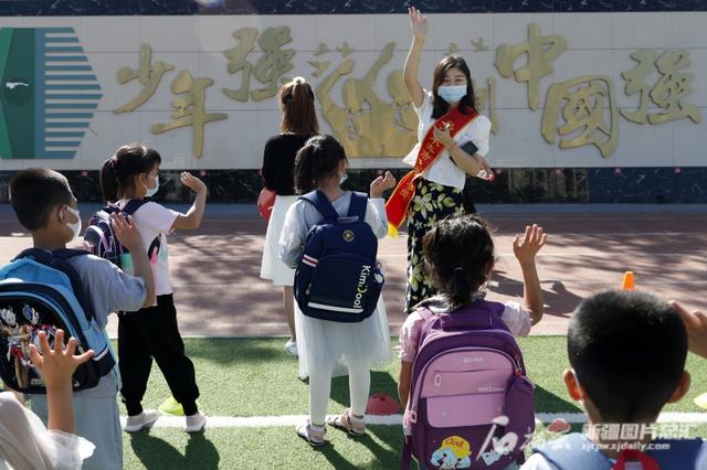 老师变身卡通人物,引领一年级小同学迈进“入学门”休闲区蓝鸢梦想 - Www.slyday.coM 老师变身卡通人物,引领一年级小同学迈进“入学门”休闲区蓝鸢梦想 - Www.slyday.coM