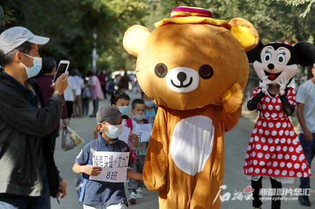 老师变身卡通人物,引领一年级小同学迈进“入学门”休闲区蓝鸢梦想 - Www.slyday.coM 老师变身卡通人物,引领一年级小同学迈进“入学门”休闲区蓝鸢梦想 - Www.slyday.coM