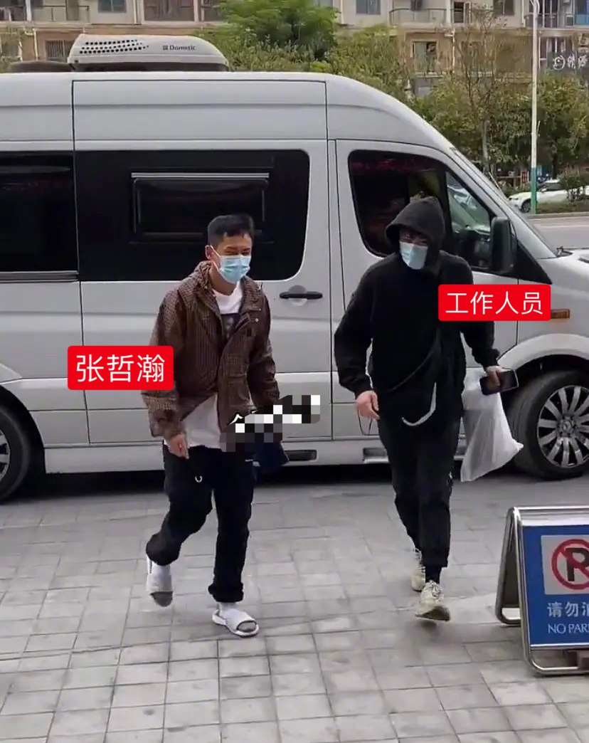 张哲瀚下班路透,无滤镜无美颜,你还认得出吗?