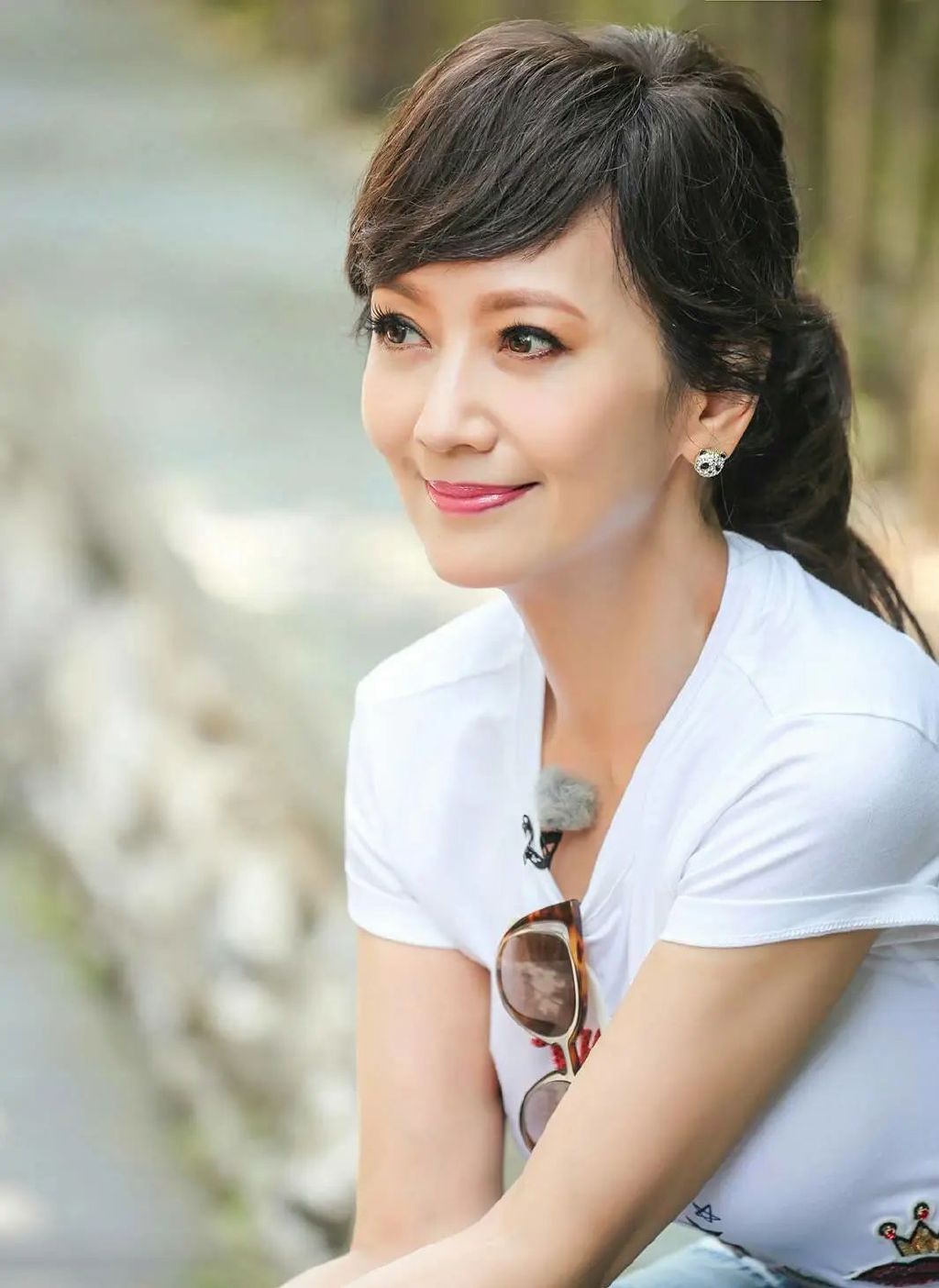 68岁赵雅芝越老越漂亮!穿白色长裙显身材,比73岁老公年轻二十岁