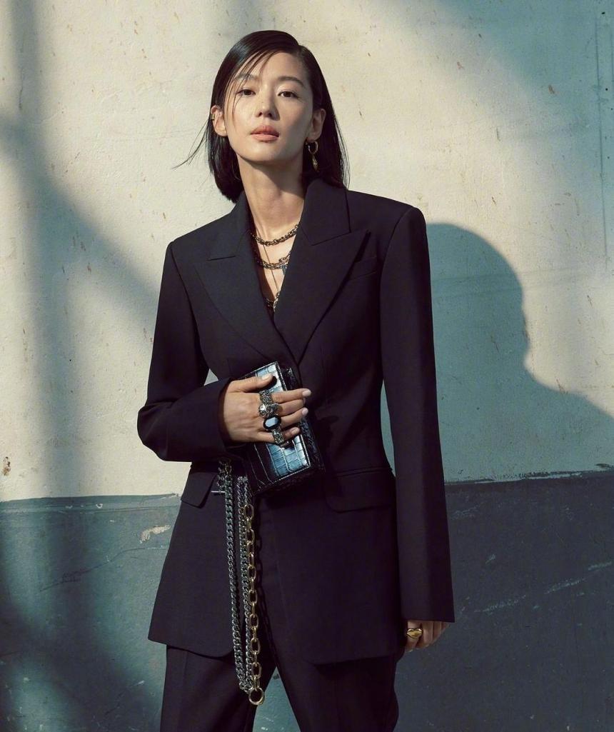 全智贤重回"颜值天花板",酷飒风穿搭高级感爆棚,满满的大佬范__财经