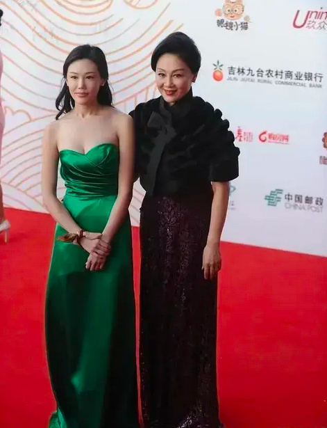 王姬带女儿走红毯,颜值一般气质却很出众,少女如此老成不多见!|高丽雯|王姬|气质_新浪新闻