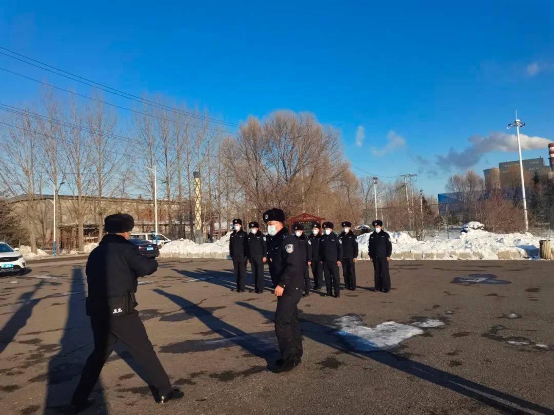 冬季整训工作开展以来,铁力市公安局组织各单位民辅警合理安排训练