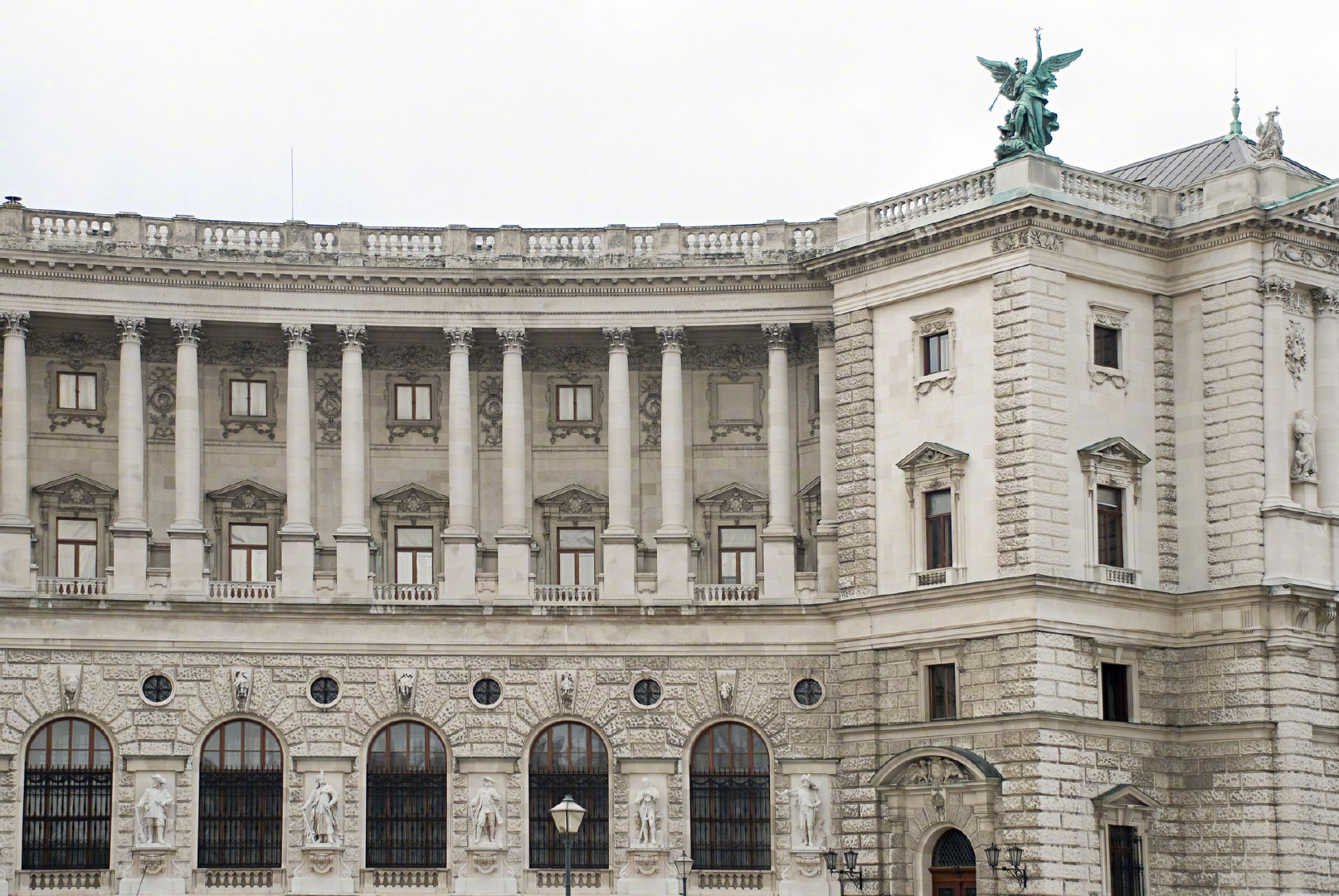 6/ 6维也纳老城区保存着各种巴洛克式,文艺复兴,以及洛可可式建筑.