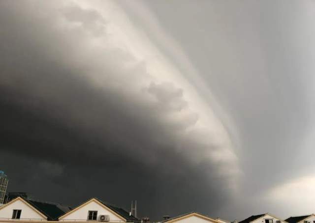 上海出现罕见弧状卷轴“怪云”，围墙般卷席而过，白昼暴雨如黑夜休闲区蓝鸢梦想 - Www.slyday.coM