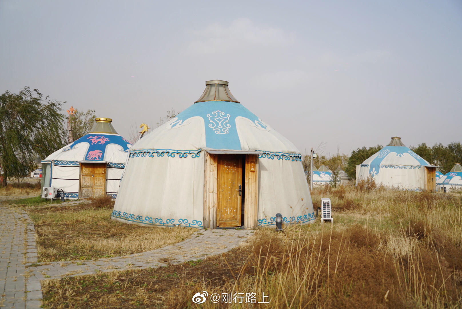 "敕勒川,阴山下.天似穹庐,笼盖四野