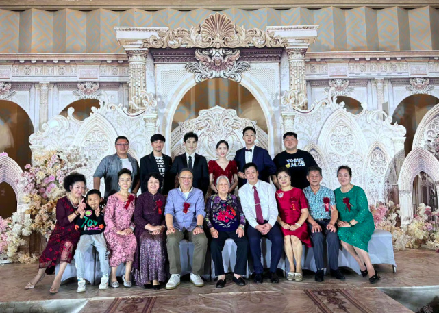 青岛最壕婚礼现场富丽堂皇,亲姑姑是黄晓明母亲,新娘气质似明星休闲区蓝鸢梦想 - Www.slyday.coM 青岛最壕婚礼现场富丽堂皇,亲姑姑是黄晓明母亲,新娘气质似明星休闲区蓝鸢梦想 - Www.slyday.coM