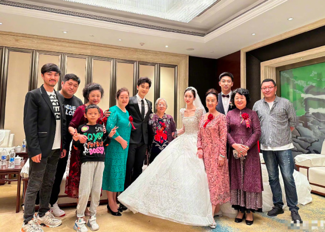 青岛最壕婚礼现场富丽堂皇,亲姑姑是黄晓明母亲,新娘气质似明星休闲区蓝鸢梦想 - Www.slyday.coM 青岛最壕婚礼现场富丽堂皇,亲姑姑是黄晓明母亲,新娘气质似明星休闲区蓝鸢梦想 - Www.slyday.coM