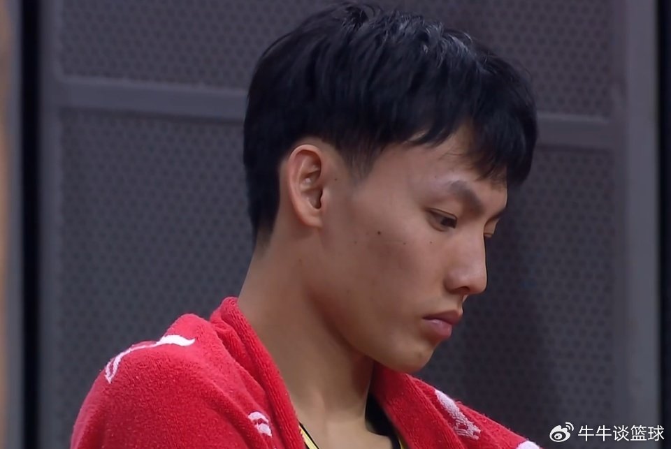 媒体人：万幸的是徐杰只是崴脚 但崴得似乎有点厉害