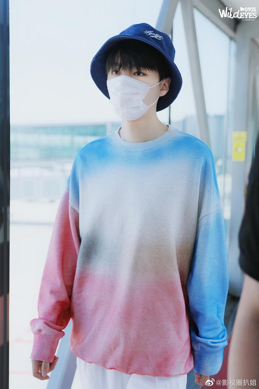 王俊凯机场造型,戴着小帽子可可爱 爱的,是夏天的感觉