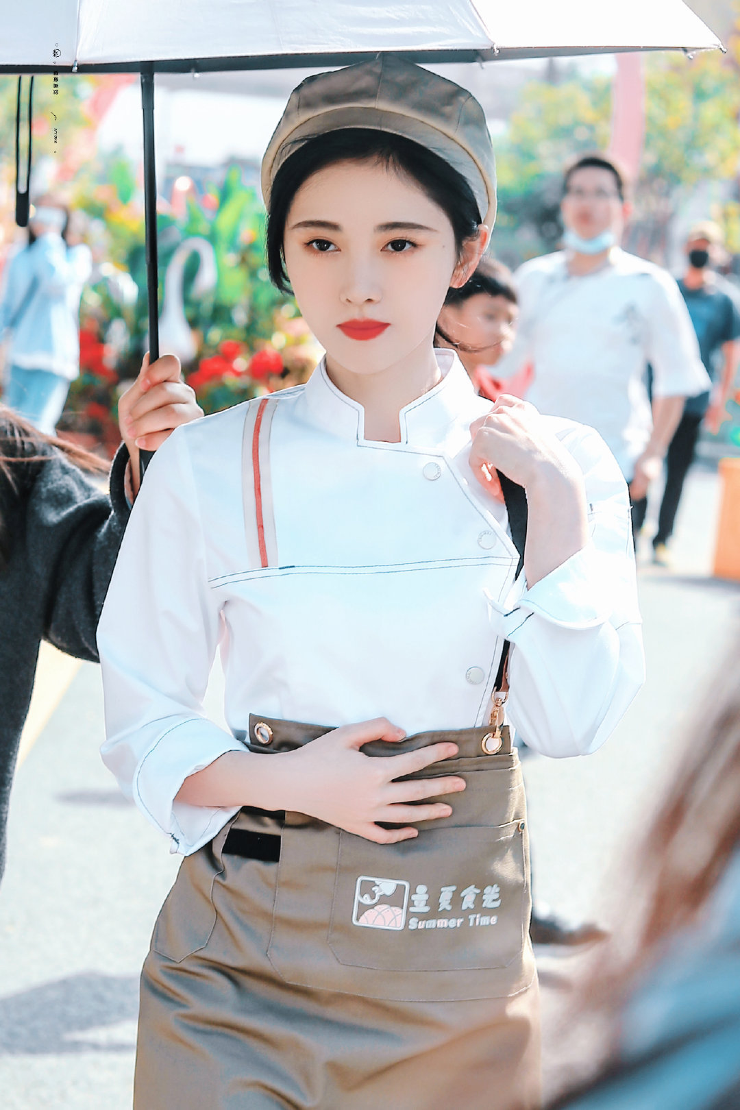 鞠婧祎的《满月之下请相爱》路透来啦!小鞠这个打扮是要做好吃的吗