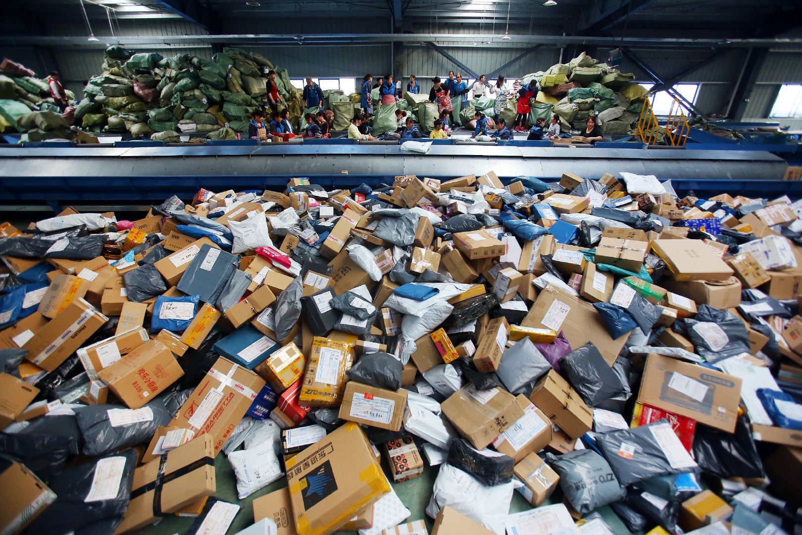 一般会集中从黄牛手中买下几千单快递单,用于日常发货