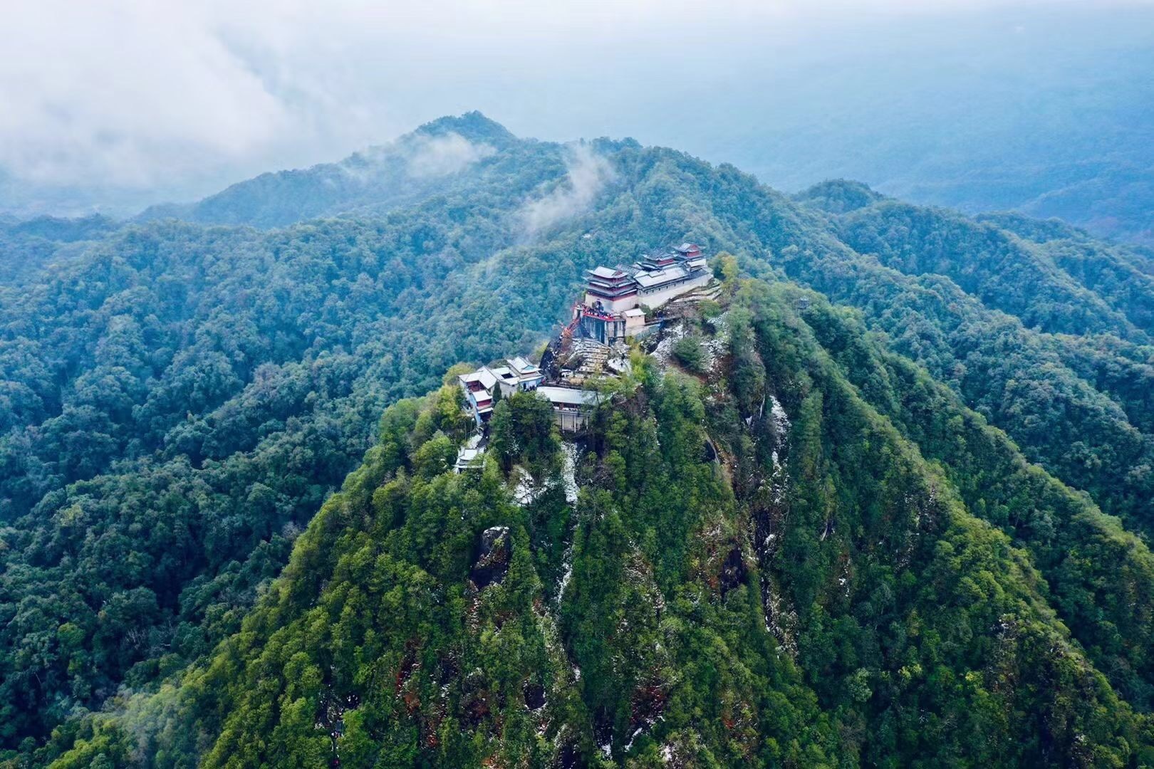 今日腾冲云峰山迎瑞雪