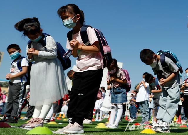 老师变身卡通人物，引领一年级小同学迈进“入学门”休闲区蓝鸢梦想 - Www.slyday.coM