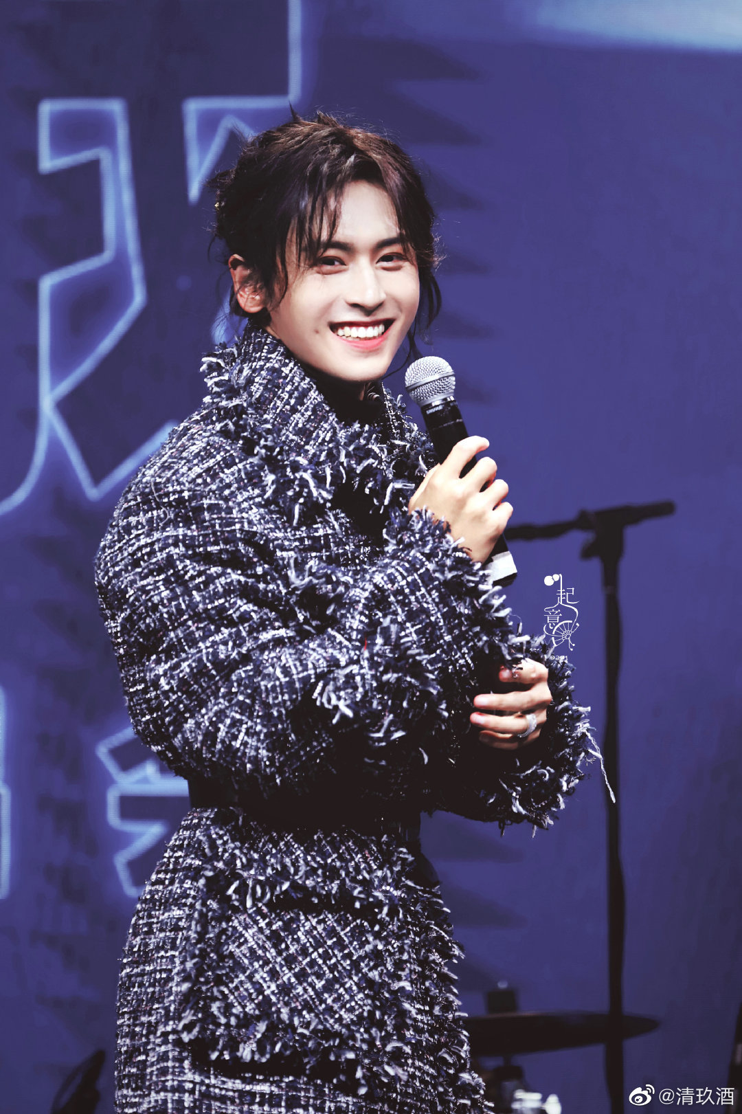 day13 分享一张他笑起来的图 super idol 的笑容……|张哲瀚_新浪新闻