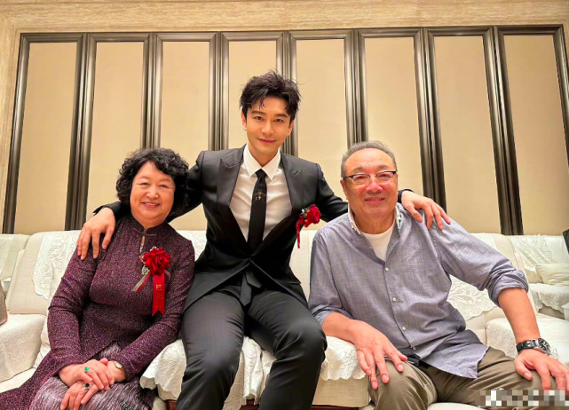 青岛最壕婚礼现场富丽堂皇,亲姑姑是黄晓明母亲,新娘气质似明星休闲区蓝鸢梦想 - Www.slyday.coM 青岛最壕婚礼现场富丽堂皇,亲姑姑是黄晓明母亲,新娘气质似明星休闲区蓝鸢梦想 - Www.slyday.coM