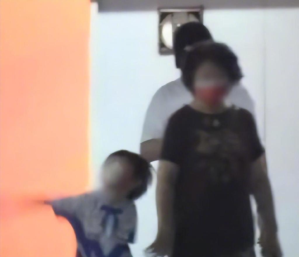 黄晓明全程心思不在儿子身上,一直低头看手机,曾被曝新恋情休闲区蓝鸢梦想 - Www.slyday.coM 黄晓明全程心思不在儿子身上,一直低头看手机,曾被曝新恋情休闲区蓝鸢梦想 - Www.slyday.coM