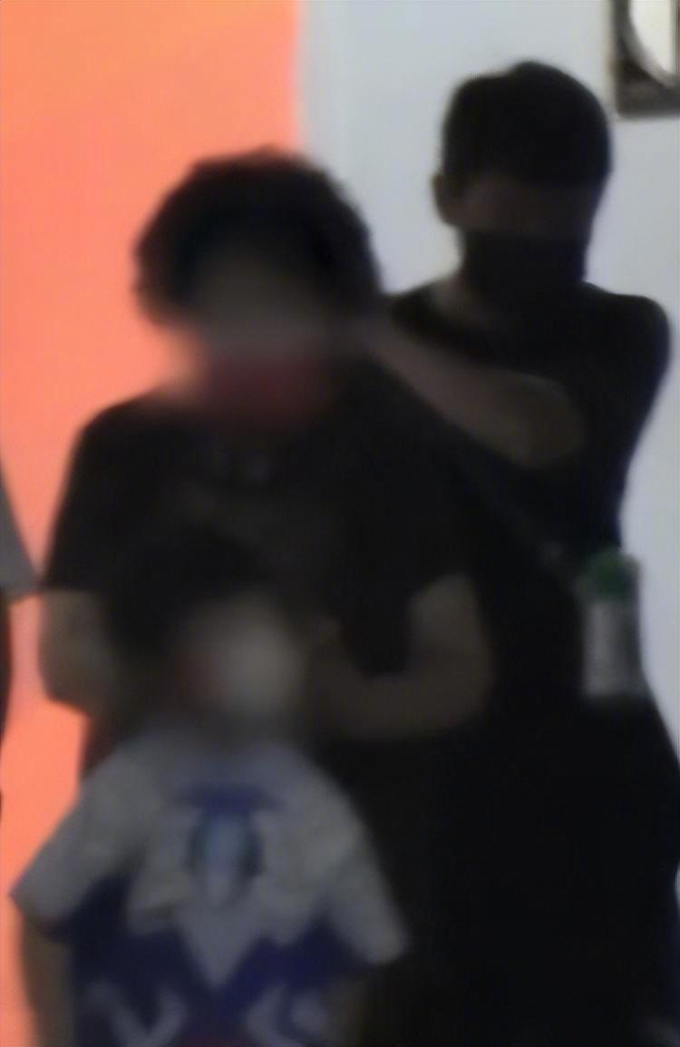 黄晓明全程心思不在儿子身上,一直低头看手机,曾被曝新恋情休闲区蓝鸢梦想 - Www.slyday.coM 黄晓明全程心思不在儿子身上,一直低头看手机,曾被曝新恋情休闲区蓝鸢梦想 - Www.slyday.coM