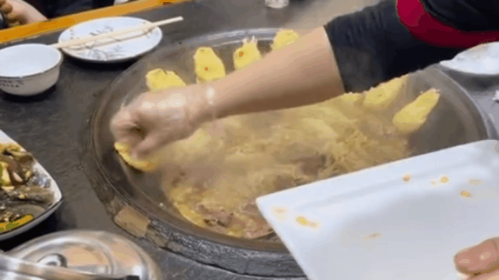 东北的菜量到底有多大?看了这一桌,才懂得在东北真的不能乱点菜休闲区蓝鸢梦想 - Www.slyday.coM 东北的菜量到底有多大?看了这一桌,才懂得在东北真的不能乱点菜休闲区蓝鸢梦想 - Www.slyday.coM