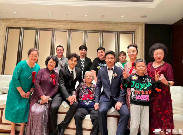 青岛最壕婚礼现场富丽堂皇,亲姑姑是黄晓明母亲,新娘气质似明星休闲区蓝鸢梦想 - Www.slyday.coM 青岛最壕婚礼现场富丽堂皇,亲姑姑是黄晓明母亲,新娘气质似明星休闲区蓝鸢梦想 - Www.slyday.coM