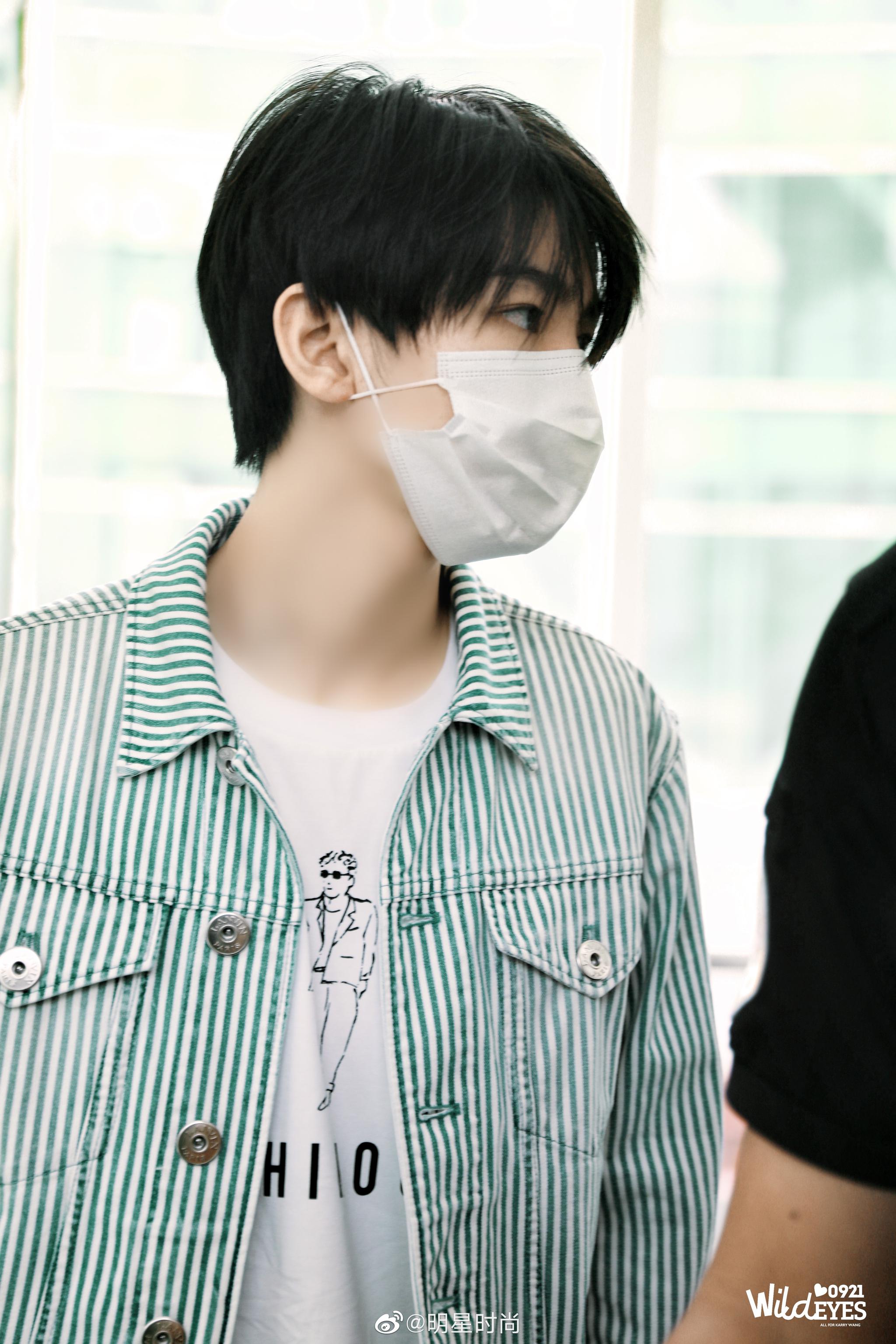 7月20日,王俊凯现身上海机场,一身条纹套装超好看