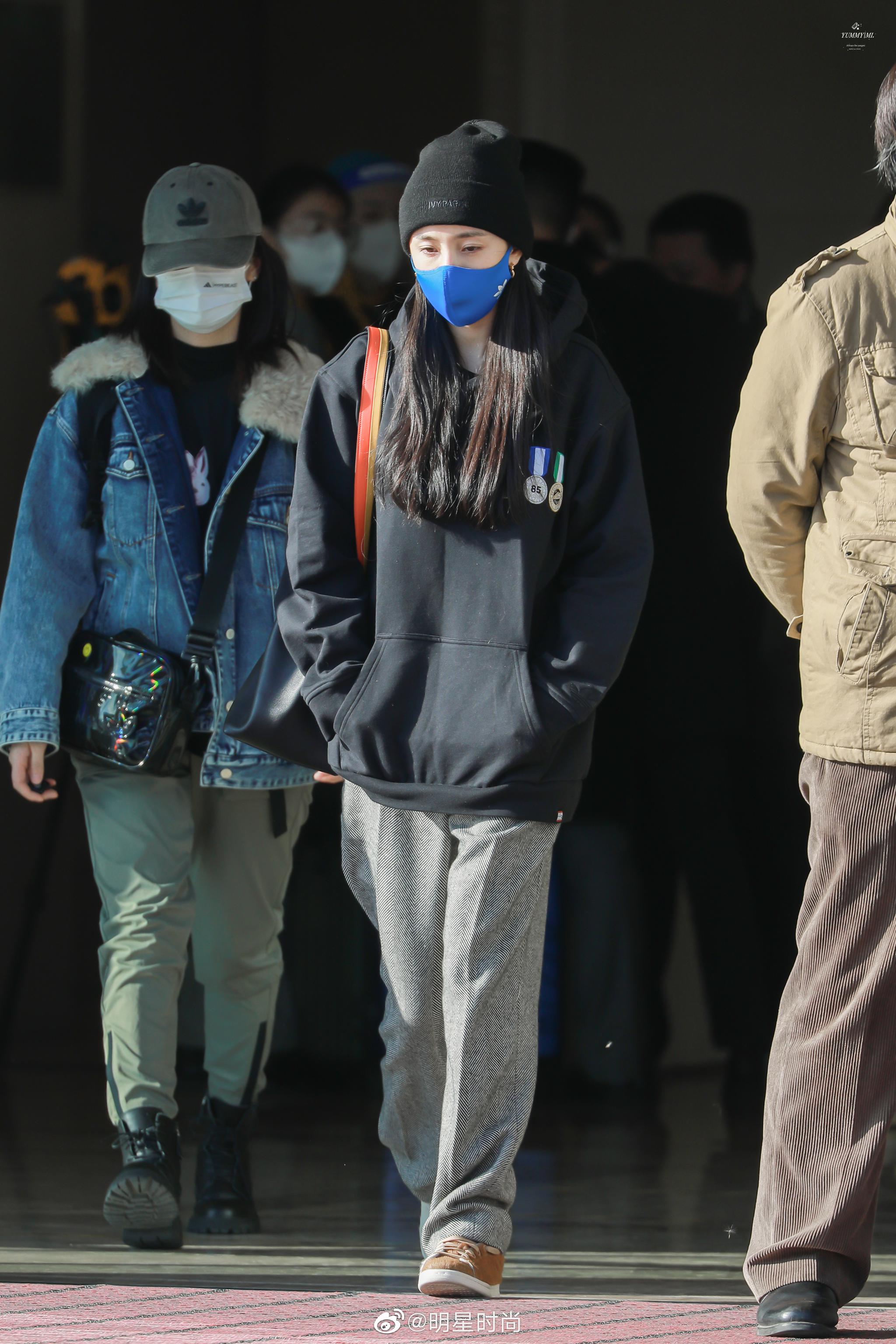 杨幂最新机场照,黑色针织冷帽配以黑色连帽卫衣 宽松长裤