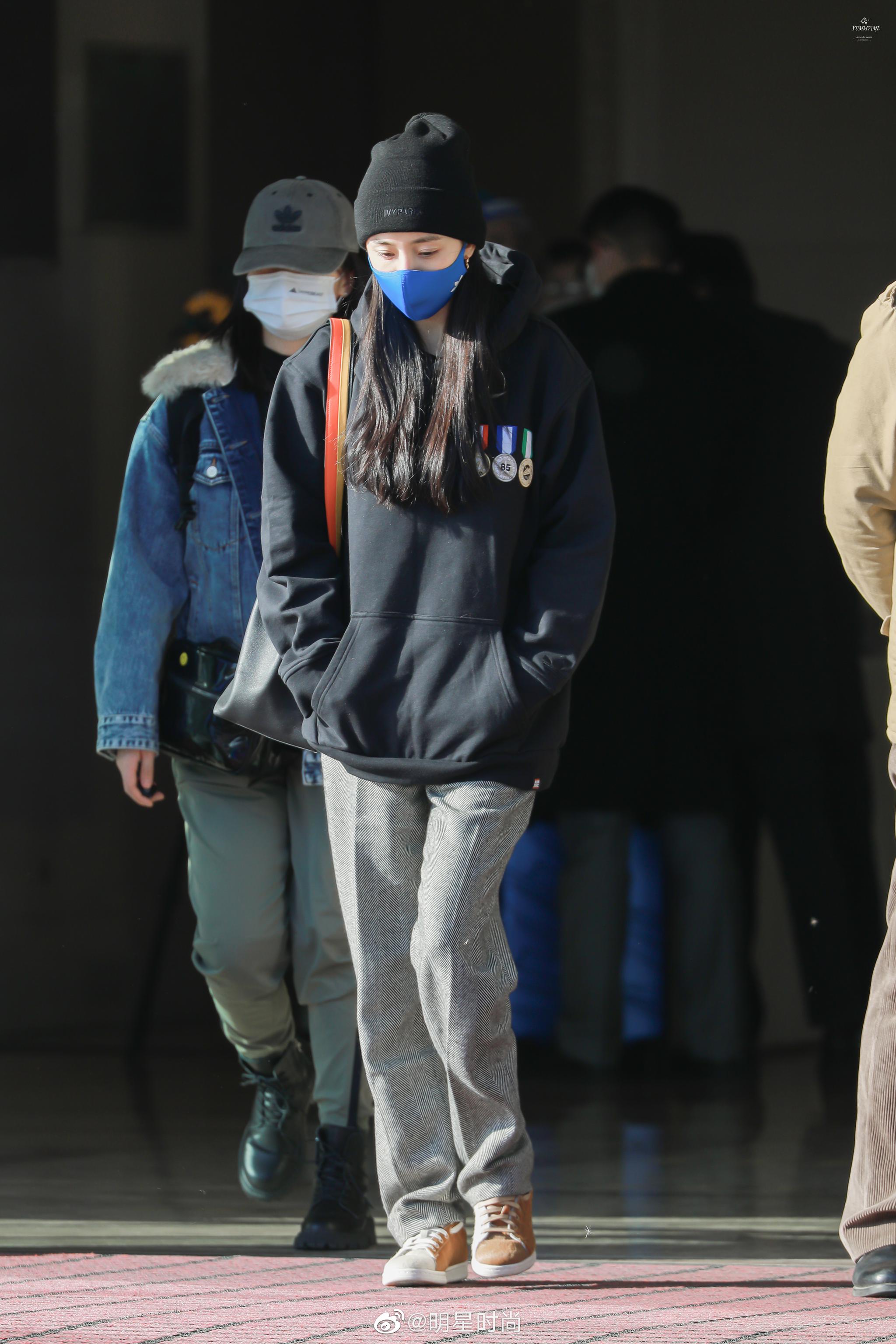 杨幂最新机场照,黑色针织冷帽配以黑色连帽卫衣 宽松长裤