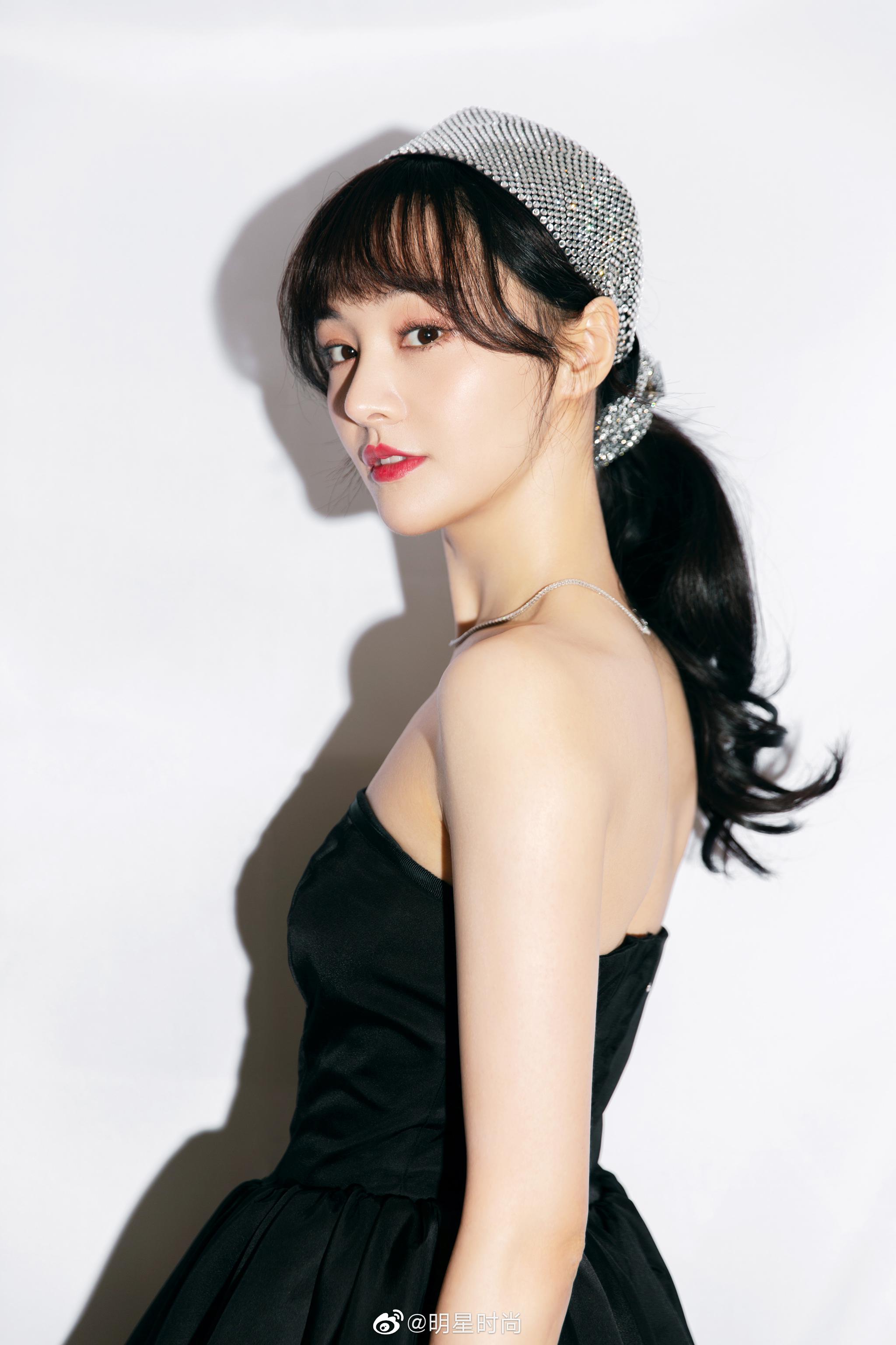 郑爽今晚的第二套造型