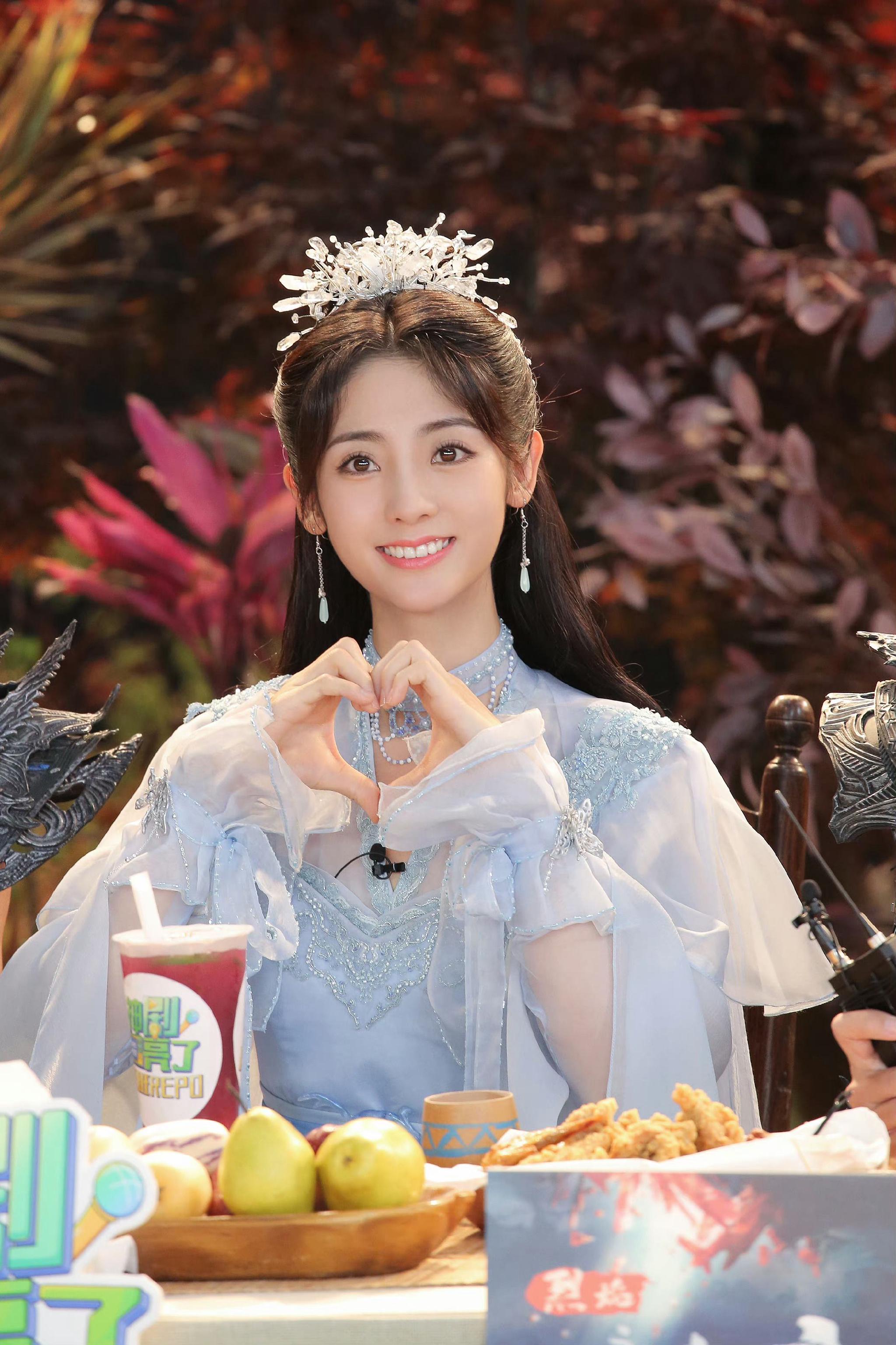 邢菲《武庚纪》蓝衣蝴蝶结造型