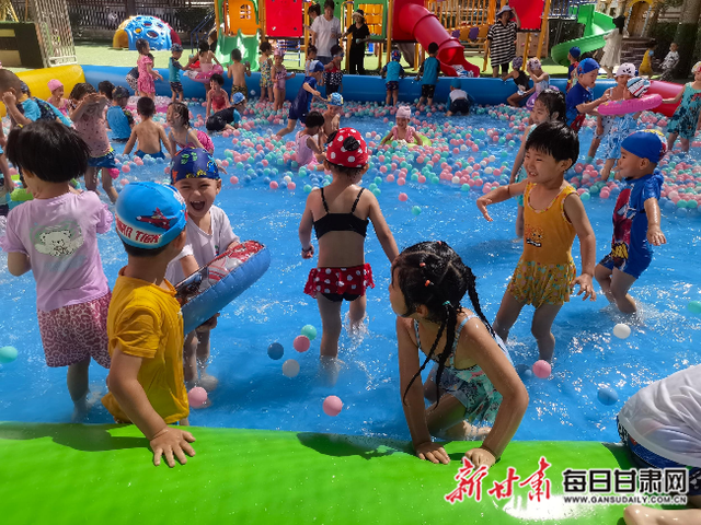 天热不怕 这所幼儿园的宝宝们“游”得很凉爽休闲区蓝鸢梦想 - Www.slyday.coM 天热不怕 这所幼儿园的宝宝们“游”得很凉爽休闲区蓝鸢梦想 - Www.slyday.coM