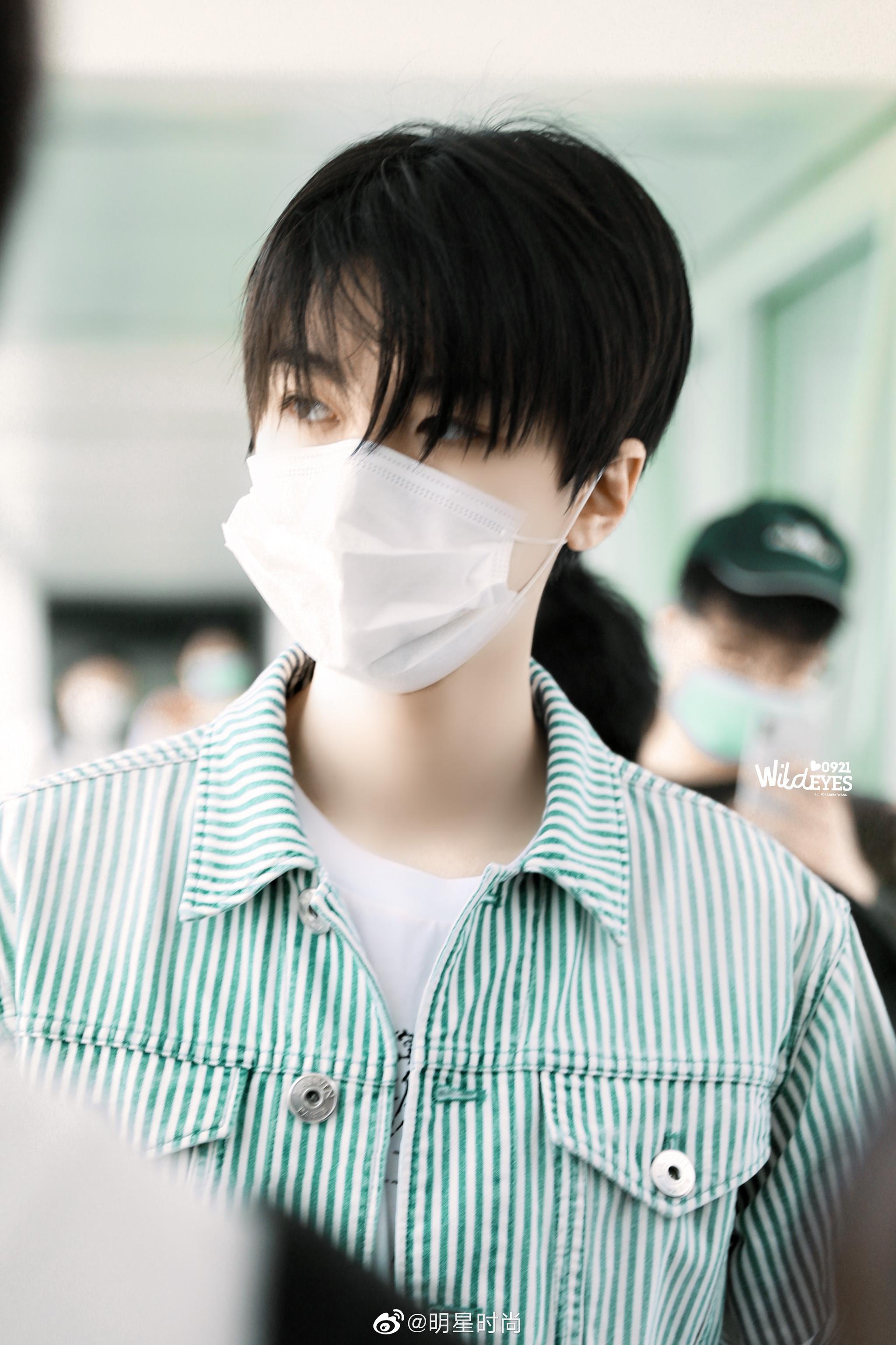 7月20日,王俊凯现身上海机场,一身条纹套装超好看