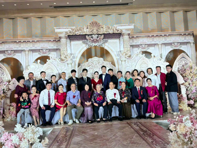 青岛最壕婚礼现场富丽堂皇,亲姑姑是黄晓明母亲,新娘气质似明星休闲区蓝鸢梦想 - Www.slyday.coM 青岛最壕婚礼现场富丽堂皇,亲姑姑是黄晓明母亲,新娘气质似明星休闲区蓝鸢梦想 - Www.slyday.coM