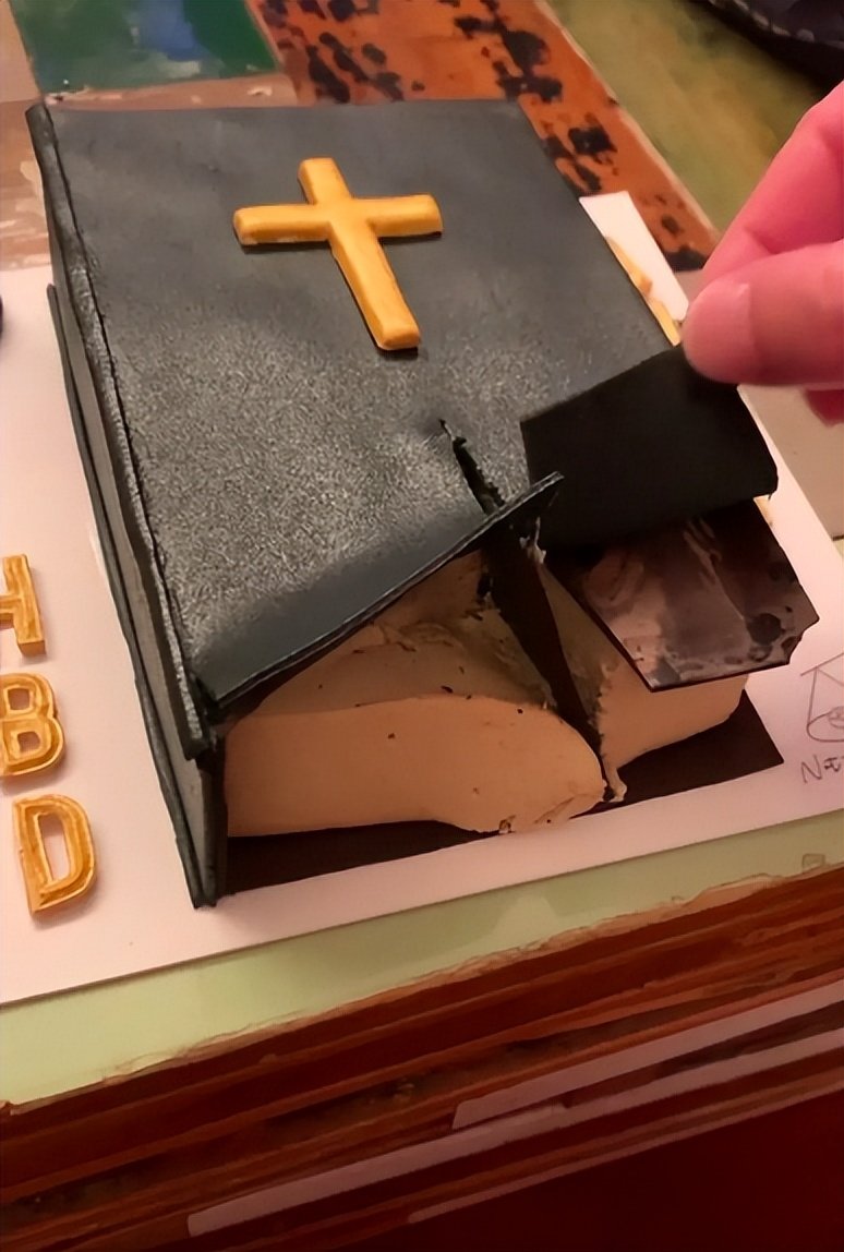 爱有多深恨就有多深,郑秀文送许志安十字架蛋糕,是警示还是无意