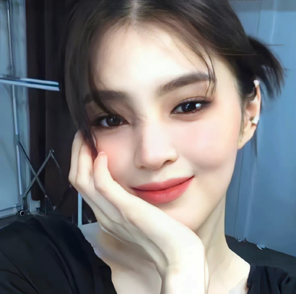 韩素希单手托脸拍照也很酷诶9815__财经头条