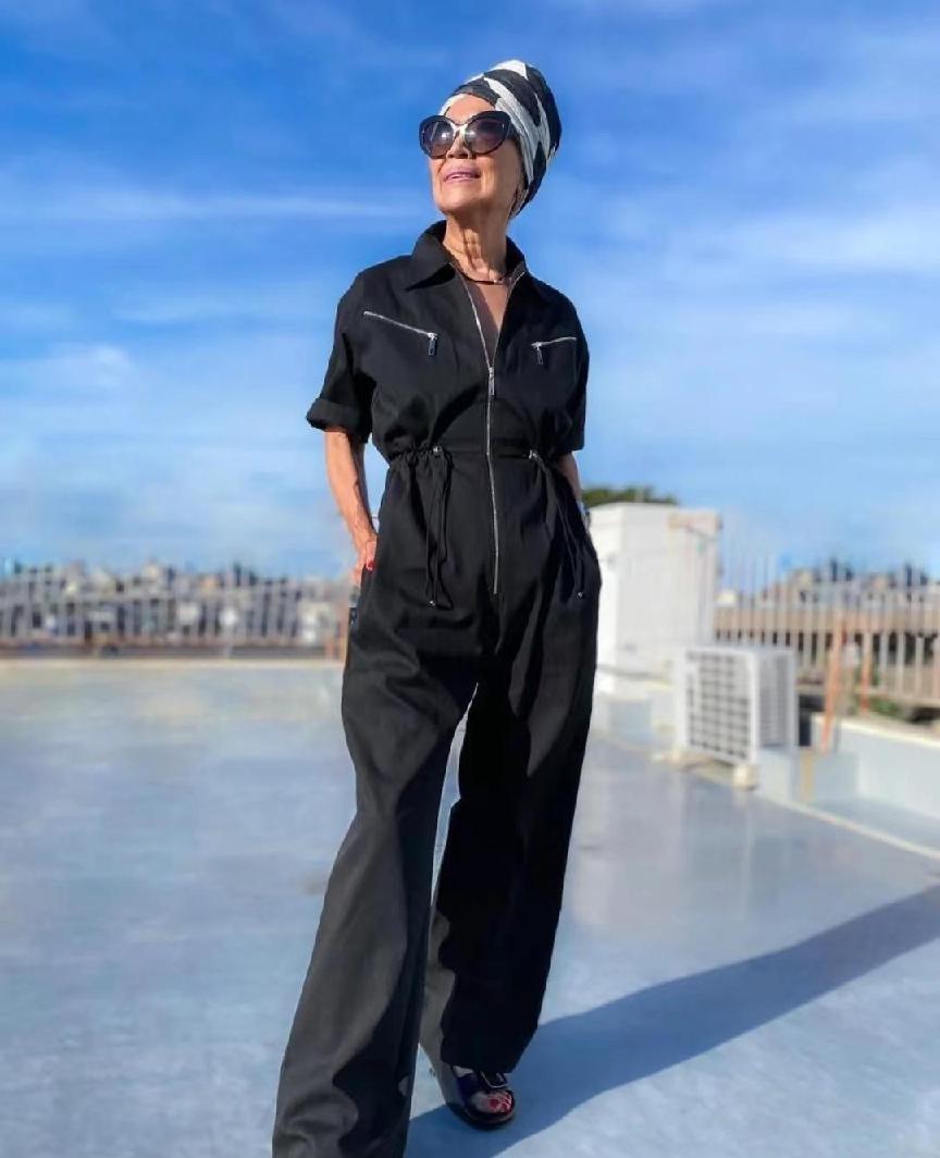 这位70岁的日本奶奶太时髦,穿搭不仅显年轻,也很有时尚范__财经头条