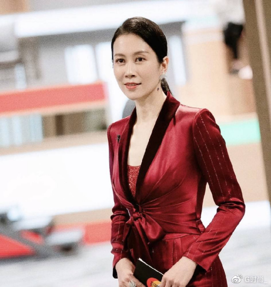 温峥嵘的美藏在气质里,条纹西装简约大气,红色显出高级女人味休闲区蓝鸢梦想 - Www.slyday.coM 温峥嵘的美藏在气质里,条纹西装简约大气,红色显出高级女人味休闲区蓝鸢梦想 - Www.slyday.coM