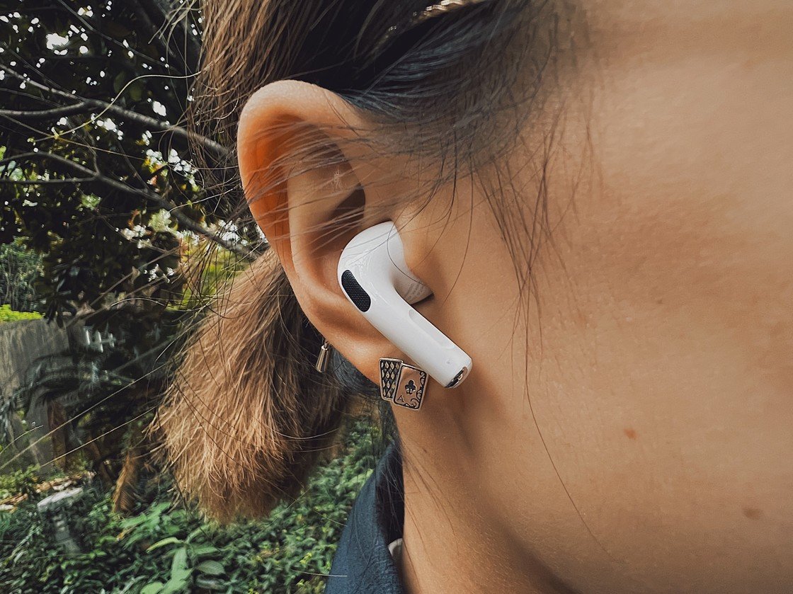前文所述,airpods 的耳机柄长度变得更短了,尺寸方面与 airpods pro
