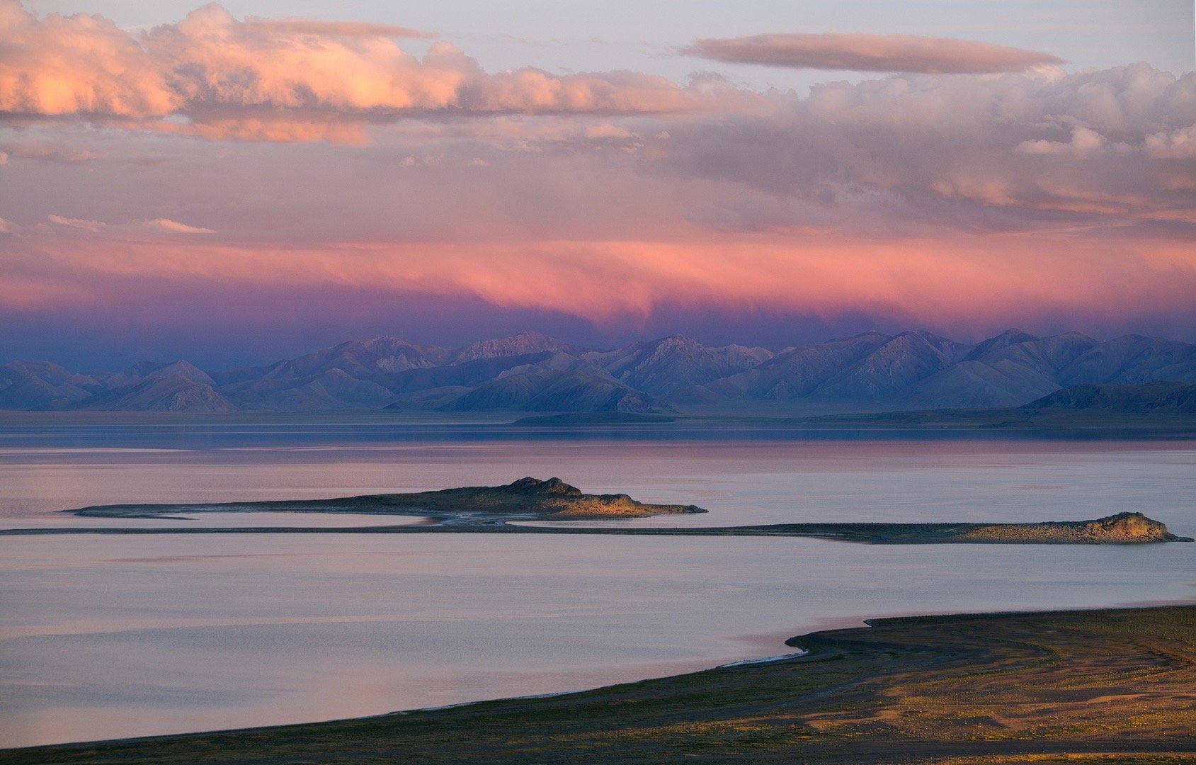 扎日南木错,西藏第三大湖,位于阿里措勤县.湖水碧蓝,美丽震撼.