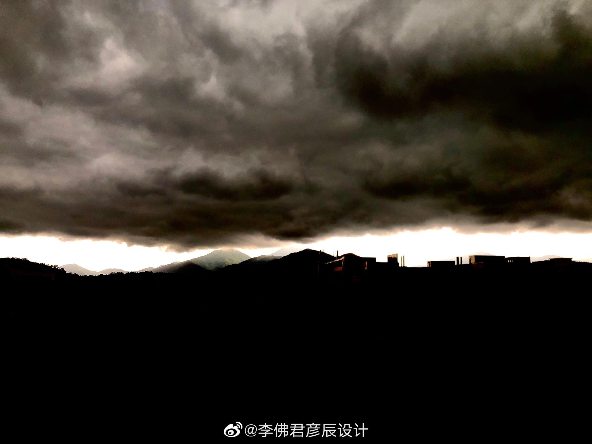 办公室窗外总能拍成水墨画的样子,那层乌云简直是水墨就.