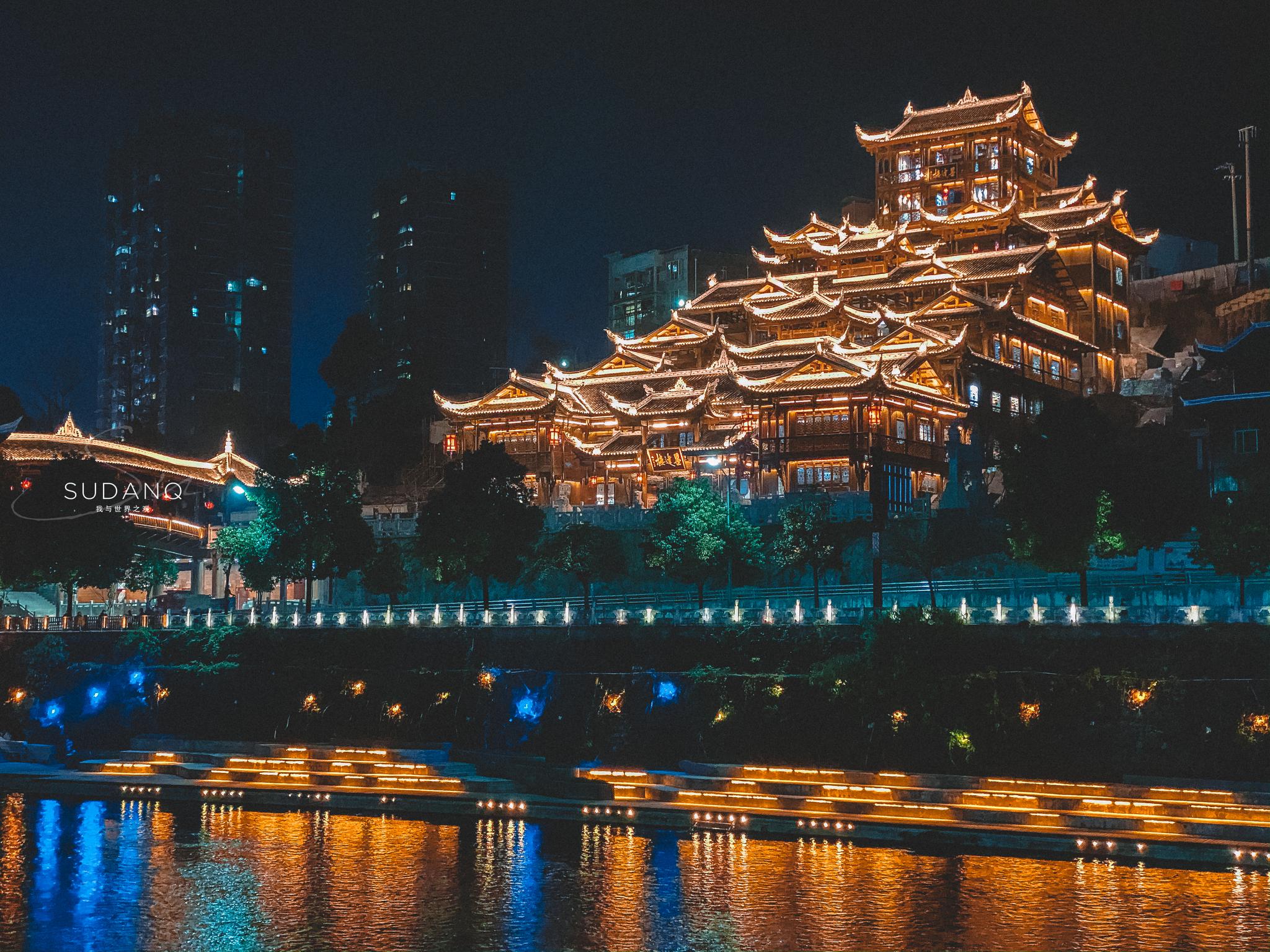 重庆洪崖洞夜景美轮美奂,吸引人无数人去打卡