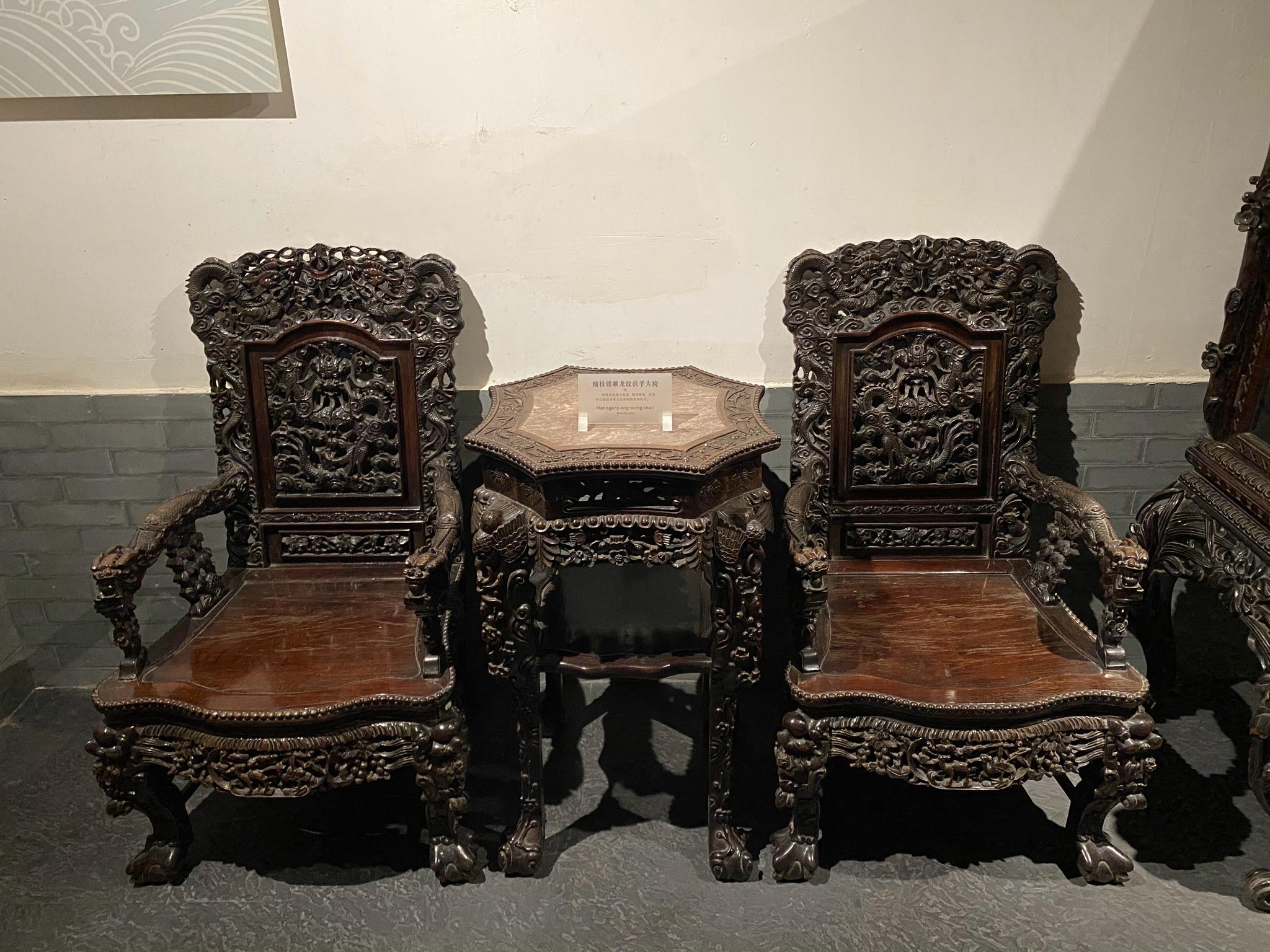 广东省博物馆收藏的一套清代酸枝镂空雕广式家具