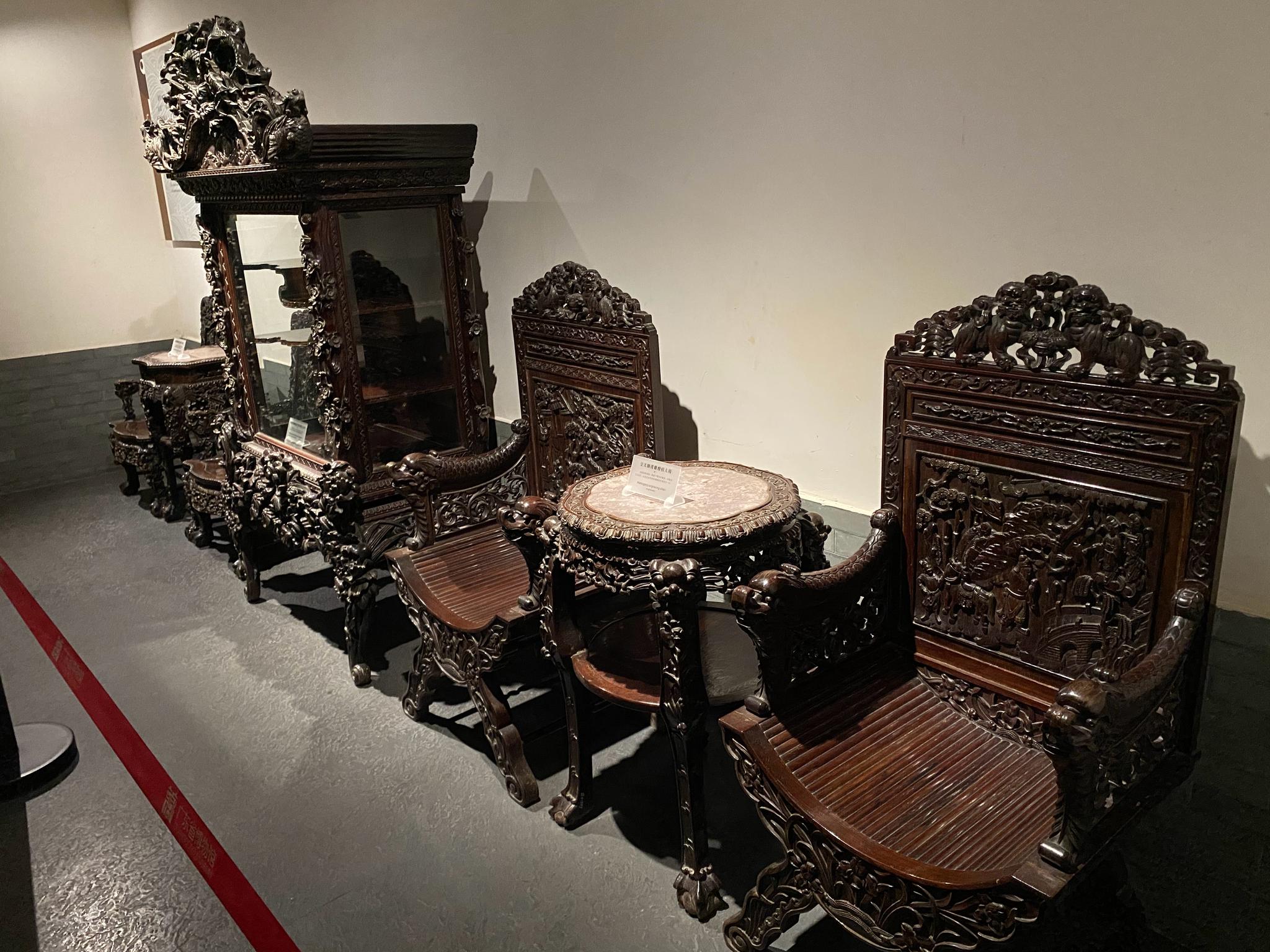 广东省博物馆收藏的一套清代酸枝镂空雕广式家具