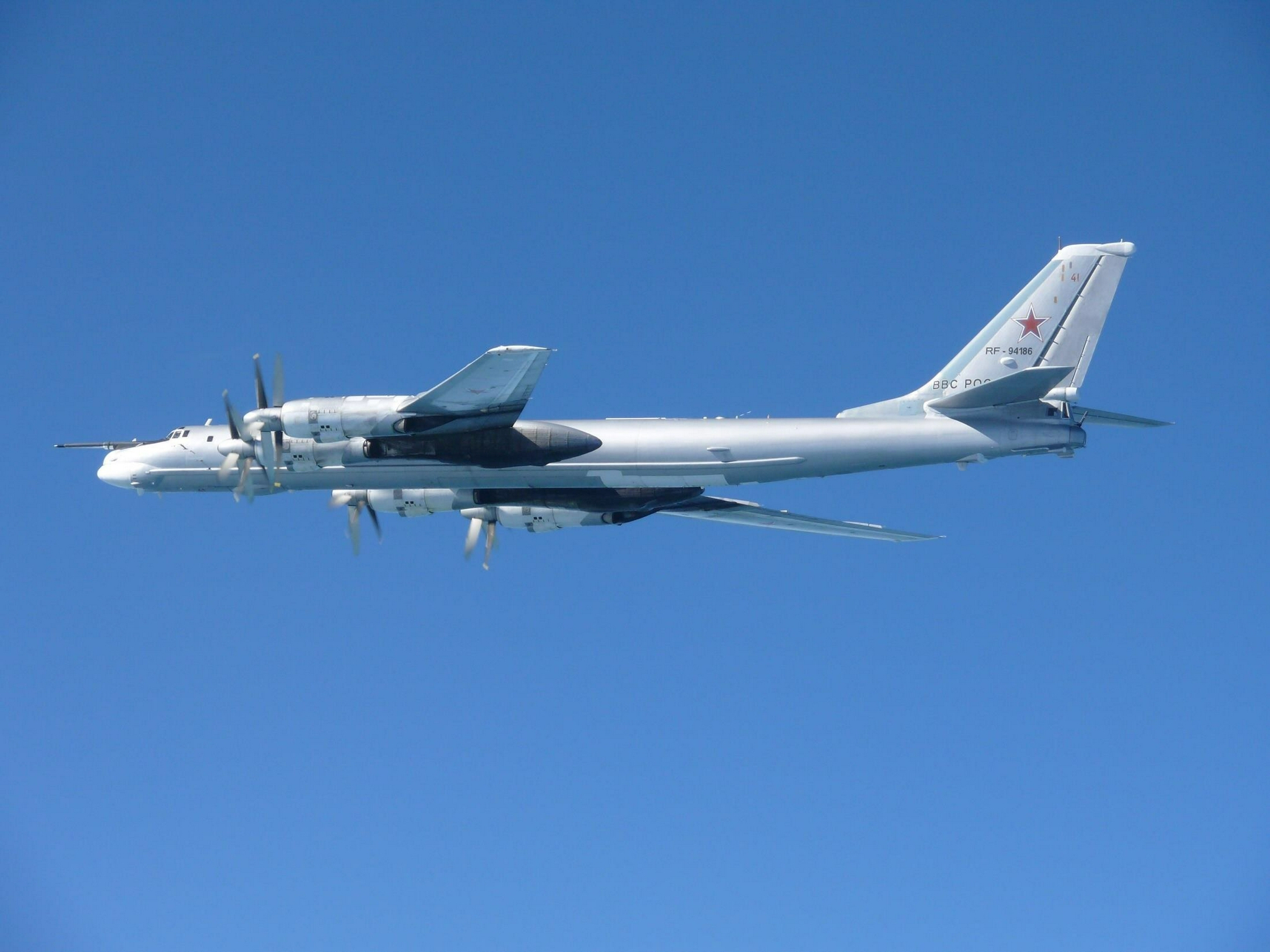 日本空自拍摄的俄中联合巡航的轰6k和图95ms大图