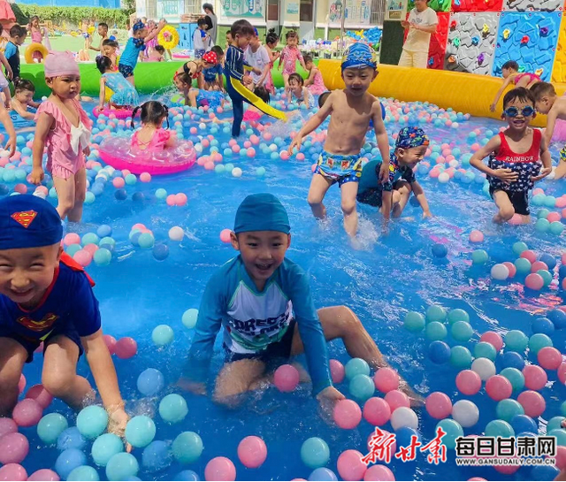 天热不怕 这所幼儿园的宝宝们“游”得很凉爽休闲区蓝鸢梦想 - Www.slyday.coM 天热不怕 这所幼儿园的宝宝们“游”得很凉爽休闲区蓝鸢梦想 - Www.slyday.coM