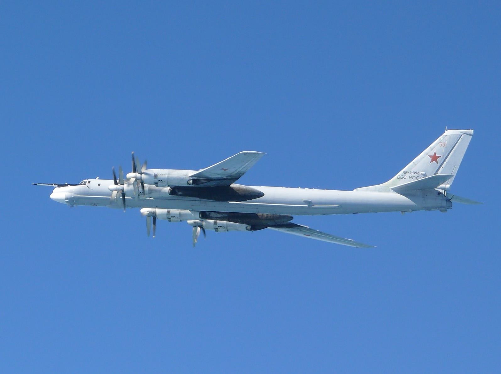 日本空自拍摄的俄中联合巡航的轰6k和图95ms大图