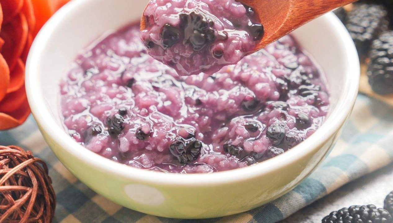 桑葚粥在广东那边很出名,早餐或者一日三餐中居多,里面主要的食材就是