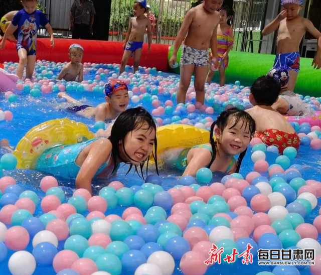 天热不怕 这所幼儿园的宝宝们“游”得很凉爽休闲区蓝鸢梦想 - Www.slyday.coM 天热不怕 这所幼儿园的宝宝们“游”得很凉爽休闲区蓝鸢梦想 - Www.slyday.coM