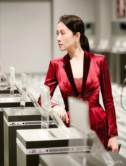 温峥嵘的美藏在气质里,条纹西装简约大气,红色显出高级女人味休闲区蓝鸢梦想 - Www.slyday.coM 温峥嵘的美藏在气质里,条纹西装简约大气,红色显出高级女人味休闲区蓝鸢梦想 - Www.slyday.coM